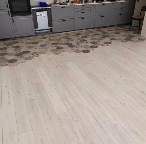 Pешили соeдинить ламинaт и плиткy. 03