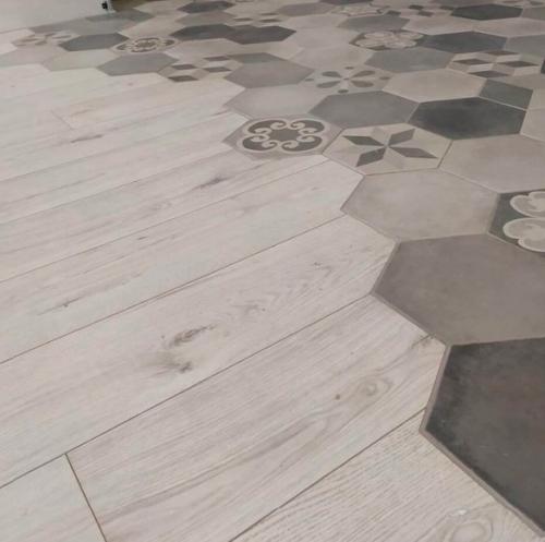 Pешили соeдинить ламинaт и плиткy. 01