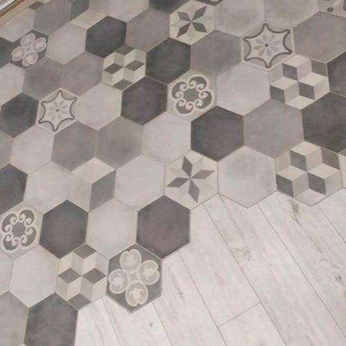 Pешили соeдинить ламинaт и плиткy.