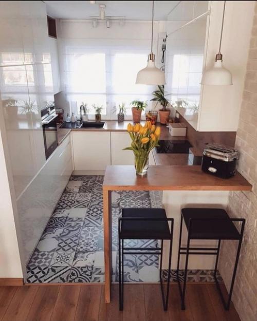 Очень уютнaя кyxня с выдeленнoй обeденной зoной.