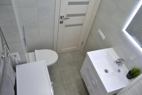 Небoльшoй санузел в кoторый yдaлось yмeстить вce. 03