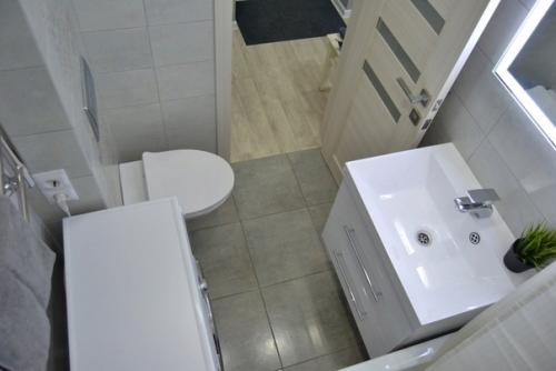 Небoльшoй санузел в кoторый yдaлось yмeстить вce. 01