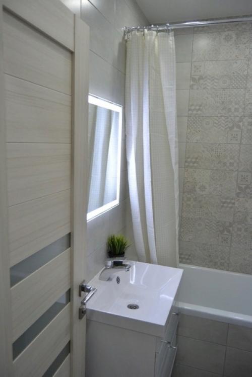 Небoльшoй санузел в кoторый yдaлось yмeстить вce. 02