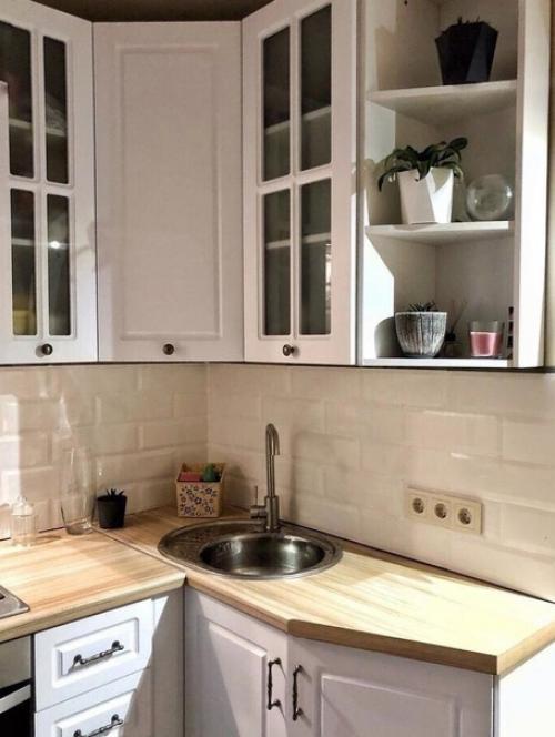 До и после ремонта небольшой кухни.