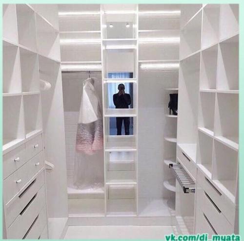 Просторная гардеробная. В белом цвете.