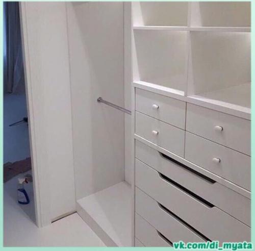 Просторная гардеробная. В белом цвете. 02