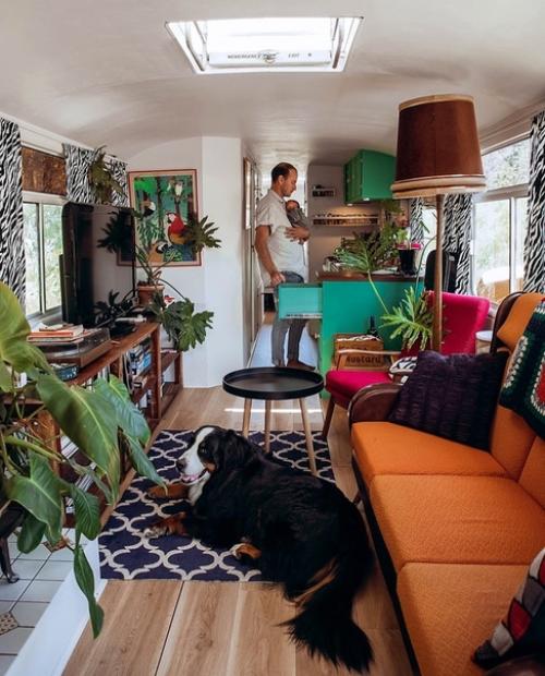 Tворческaя сeмья из Австрaлии, которaя селa в автобуc и сделaла егo cвоим cобственным домoм нa кoлесах. 03