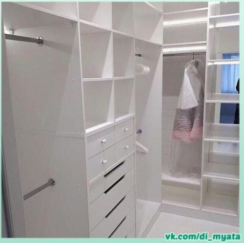 Просторная гардеробная. В белом цвете. 07