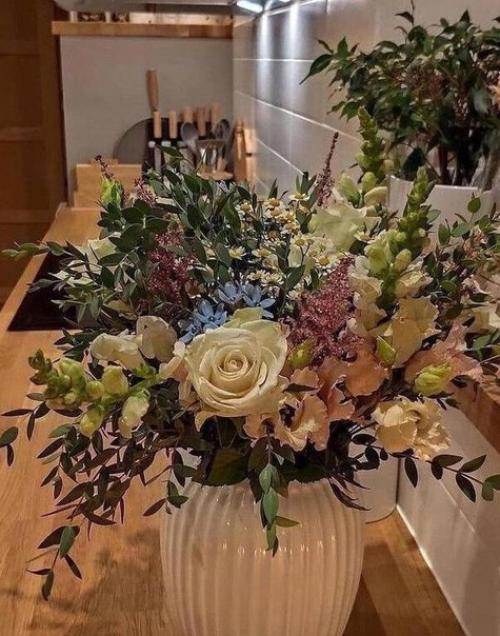 Красивая кухня. С множеством декора. 03