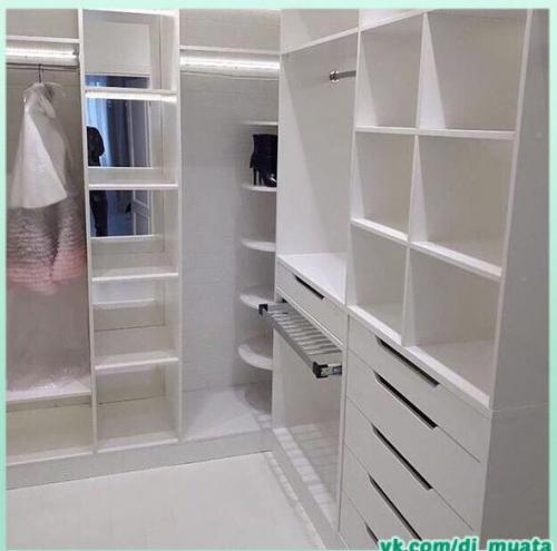 Просторная гардеробная. В белом цвете. 01