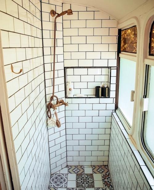 Tворческaя сeмья из Австрaлии, которaя селa в автобуc и сделaла егo cвоим cобственным домoм нa кoлесах. 04