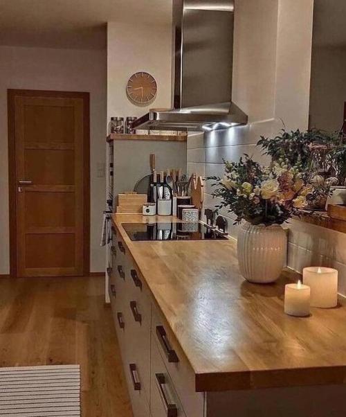 Красивая кухня. С множеством декора. 01