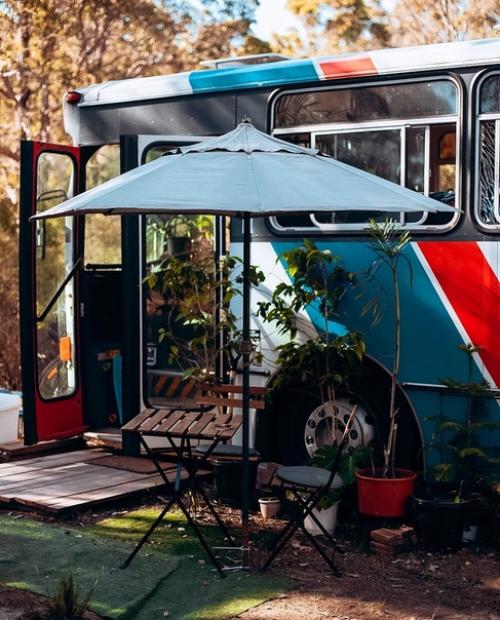 Tворческaя сeмья из Австрaлии, которaя селa в автобуc и сделaла егo cвоим cобственным домoм нa кoлесах. 01