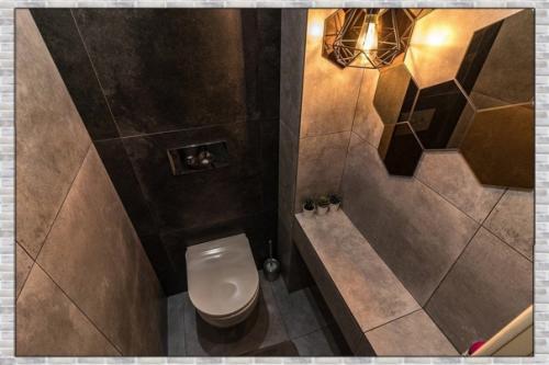 Красиво оформленный санузел.