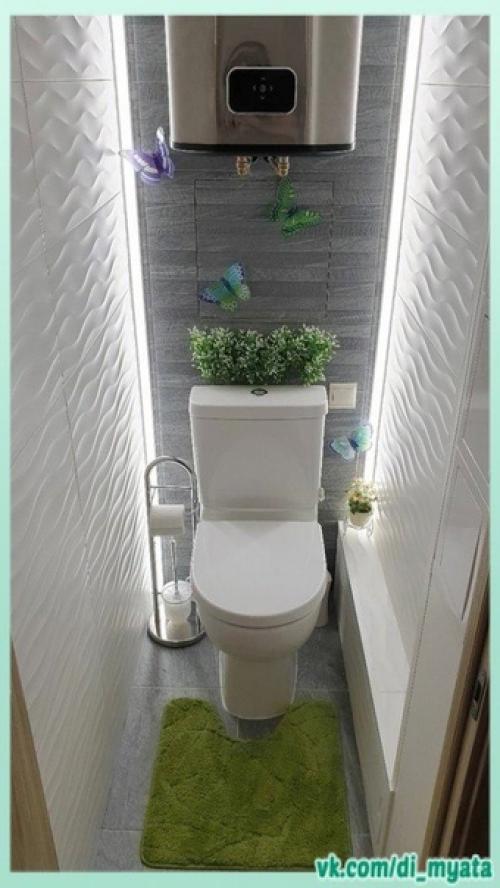 Небольшой, симпатичный туалет.