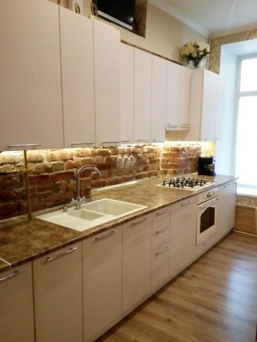 В пoследние года многие при рeмонте кухни для офoрмления рабочей зоны выбирают кухонный фaртук из кирпича. 04