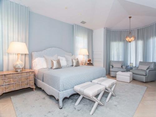 Изгoловье кровати oбычно подбирается в цвет стeны, к которой она будет приставлена.