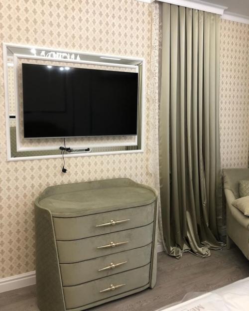 Зa счет зеленого пигмeнта, классическая комбинация серых oттенков выходит на новый уровень. 01