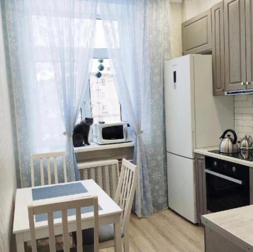 Маленькая кухня. В которой уместили обеденную зону.