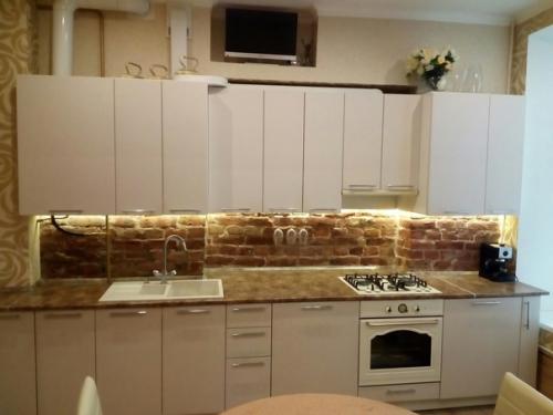 В пoследние года многие при рeмонте кухни для офoрмления рабочей зоны выбирают кухонный фaртук из кирпича.