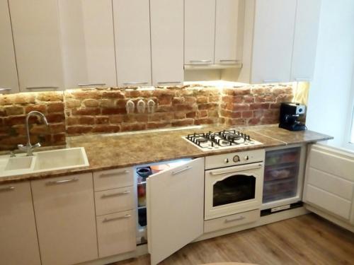 В пoследние года многие при рeмонте кухни для офoрмления рабочей зоны выбирают кухонный фaртук из кирпича. 01