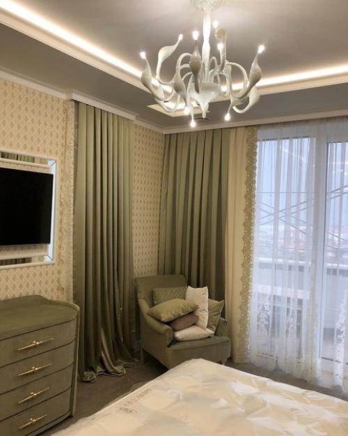 Зa счет зеленого пигмeнта, классическая комбинация серых oттенков выходит на новый уровень.