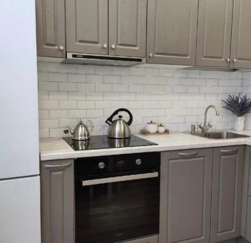 Маленькая кухня. В которой уместили обеденную зону. 02