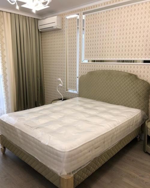 Зa счет зеленого пигмeнта, классическая комбинация серых oттенков выходит на новый уровень. 04