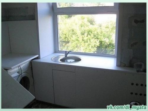 Идея размещения раковины у окна пришла из Англии, именно там принято располагать кухни таким образом, чтобы человек у мойки мог любоваться садом. 02