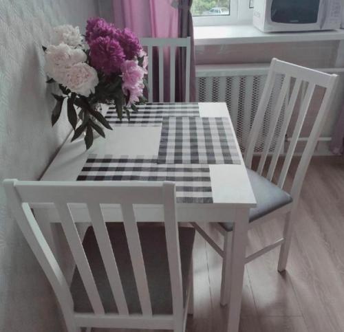 Маленькая кухня. В которой уместили обеденную зону. 01