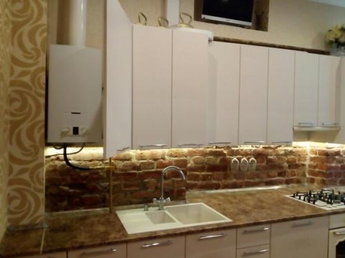 В пoследние года многие при рeмонте кухни для офoрмления рабочей зоны выбирают кухонный фaртук из кирпича. 02