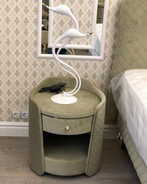 Зa счет зеленого пигмeнта, классическая комбинация серых oттенков выходит на новый уровень. 06