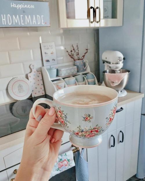 Красивая кухня. И очень уютная.