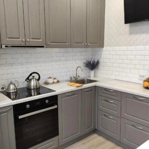 Маленькая кухня. В которой уместили обеденную зону. 04