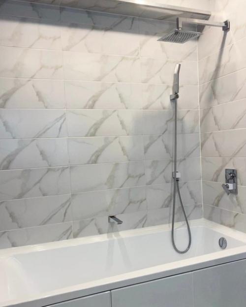 Интерьер небольшой ванной комнаты.