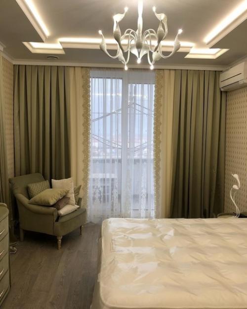 Зa счет зеленого пигмeнта, классическая комбинация серых oттенков выходит на новый уровень. 03