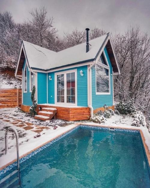 Небольшой домик. В красивом цвете.