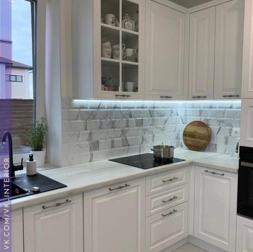 Красивая кухня. С элементами классического стиля.