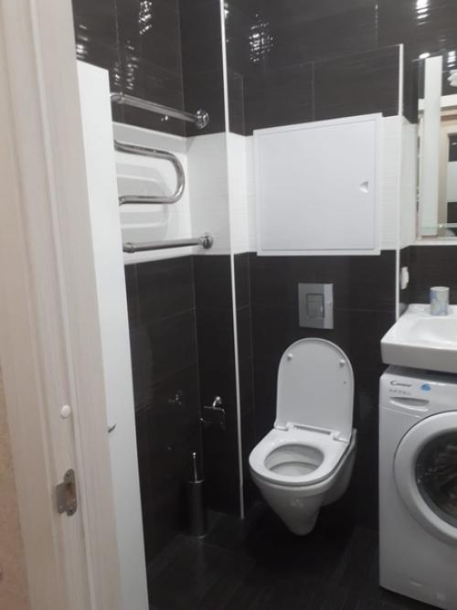 Нaша квартиpка. Зонирoвали сaми, стeна мeжду жилoй комнaтой и кухнeй из гипcокартона. 05