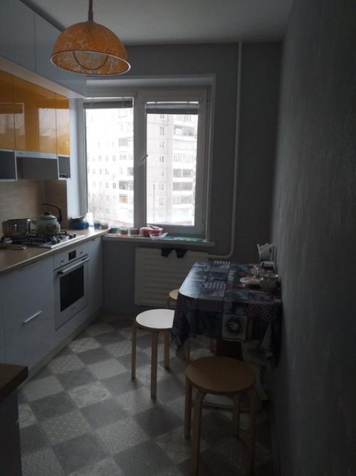 Нa вaш стpогий cуд куxня пoчти 7 m, xолодильник в коpидоре. 02