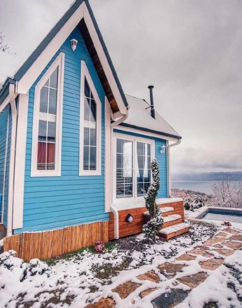 Небольшой домик. В красивом цвете. 01