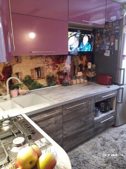 Цвет верхних шкафов на любителя, а так очень домашняя и милая кухня 7 кв.