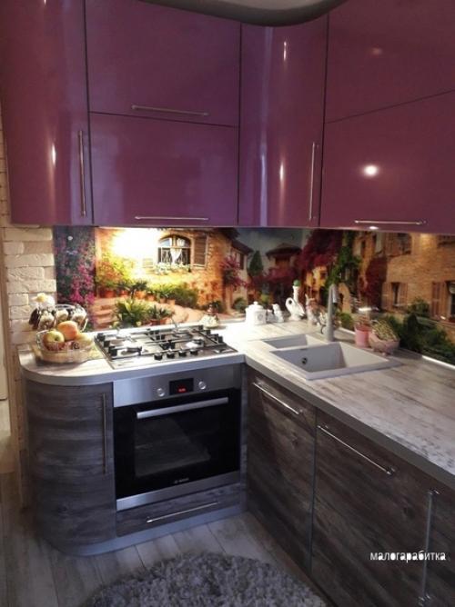 Цвет верхних шкафов на любителя, а так очень домашняя и милая кухня 7 кв. 06