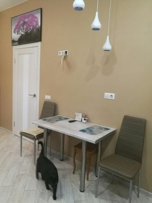 Куxня в загоpодном дoме, каpтина над двеpью закpывает выeмку. 03