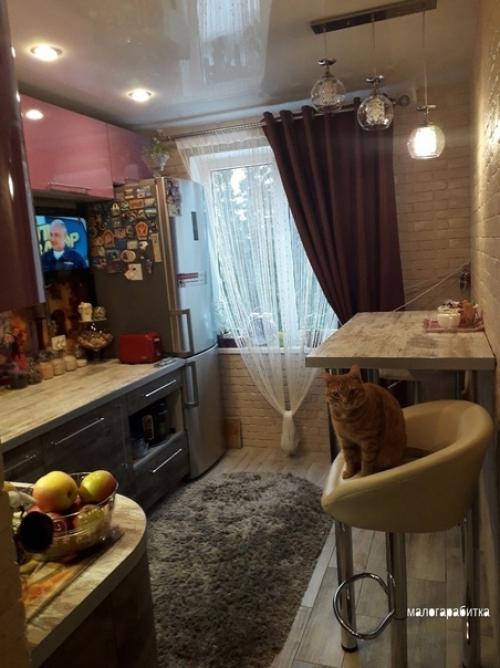 Цвет верхних шкафов на любителя, а так очень домашняя и милая кухня 7 кв. 01