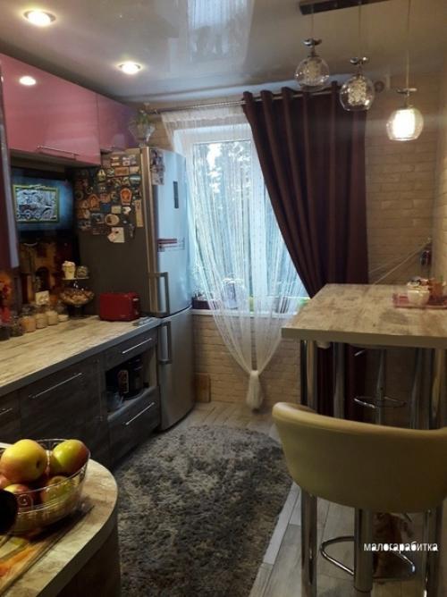 Цвет верхних шкафов на любителя, а так очень домашняя и милая кухня 7 кв. 04