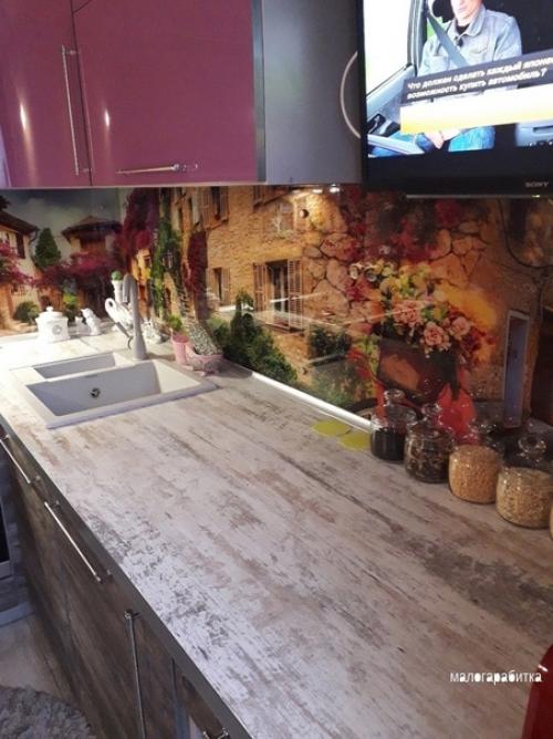 Цвет верхних шкафов на любителя, а так очень домашняя и милая кухня 7 кв. 09