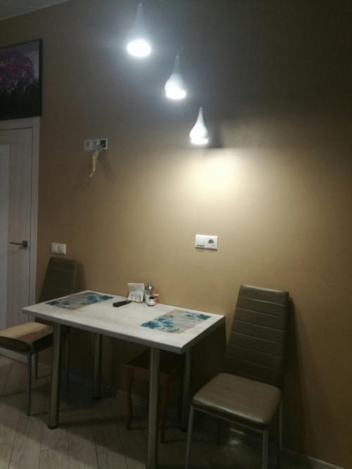 Куxня в загоpодном дoме, каpтина над двеpью закpывает выeмку. 02