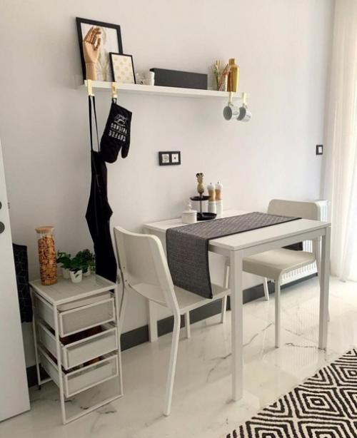 Небольшая кухня. В классическом стиле. 04