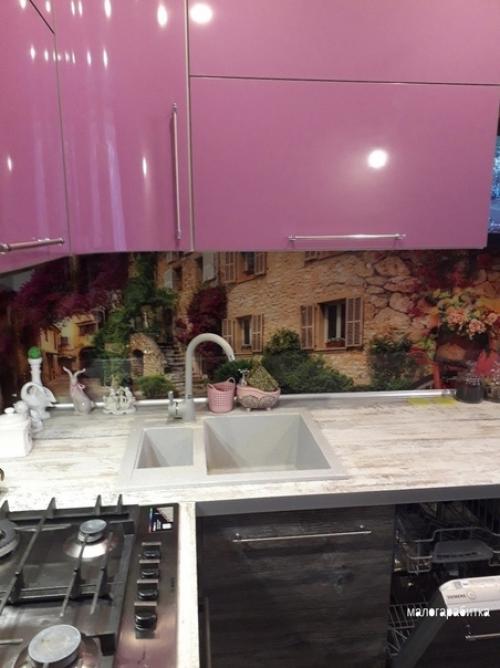 Цвет верхних шкафов на любителя, а так очень домашняя и милая кухня 7 кв. 07